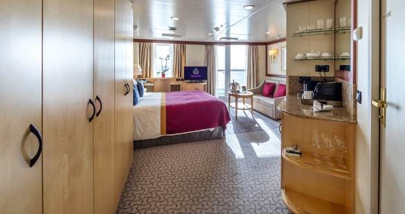 CUNARD Queen Elizabeth Q5 Q6 Suite 3.jpg